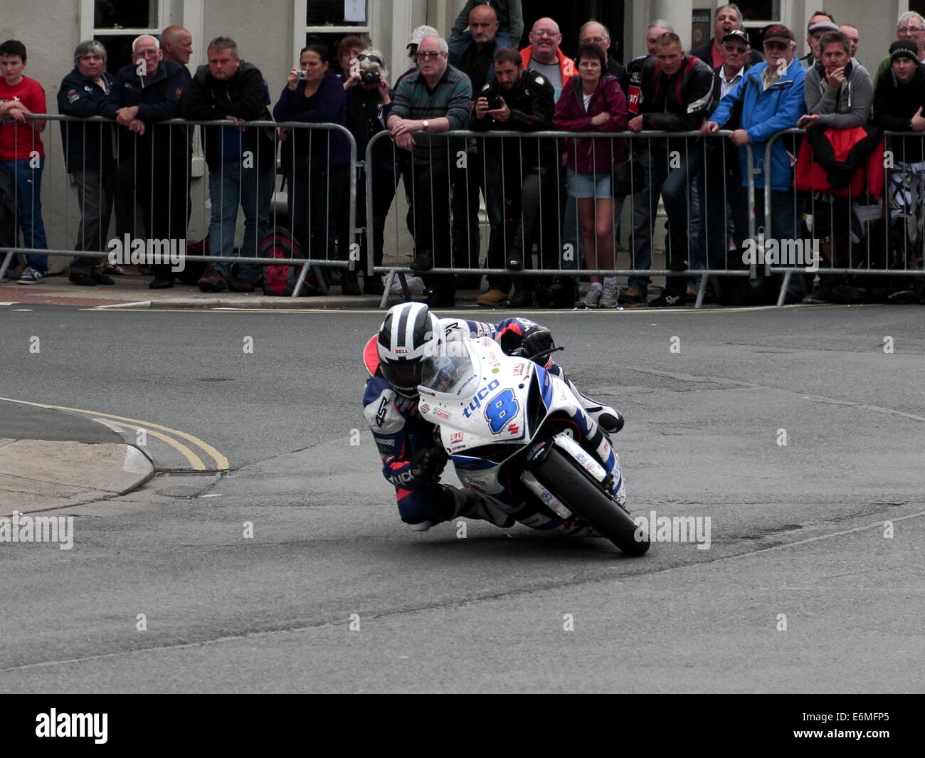 William Dunlop, en passant par la place du Parlement Ramsey sur sa moto Suzuki Supersport, au cours de l'île de Man TT 2014 Banque D'Images