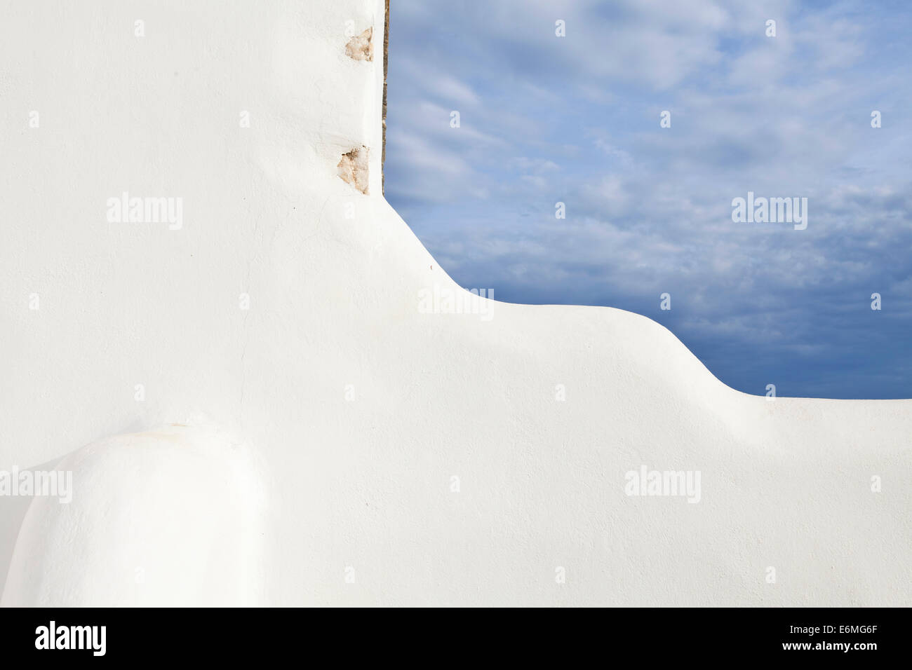 Maison de Santorin, détail de formes blanc contre le bleu Banque D'Images