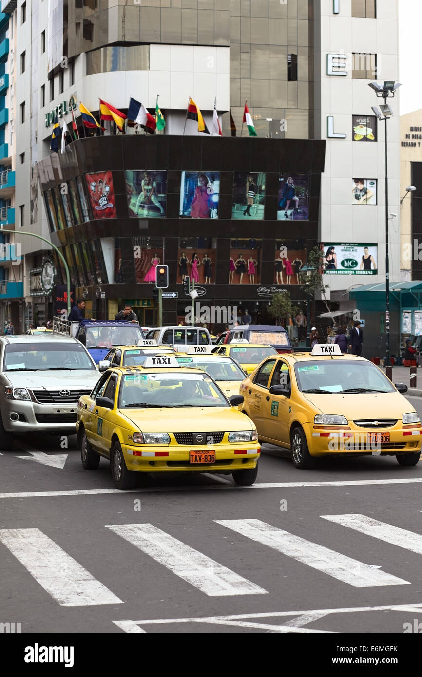 Des taxis et des voitures à la croisée de l'Avenue (Avenue) Cevallos et Calle Lalama à Ambato, Équateur Banque D'Images