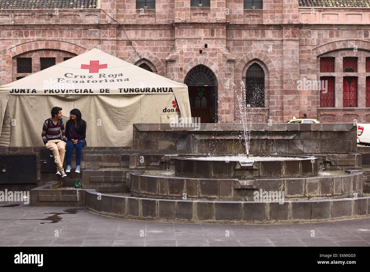 Les jeunes gens non identifiés assis à une fontaine dans Cevallos Park à Ambato, Équateur Banque D'Images
