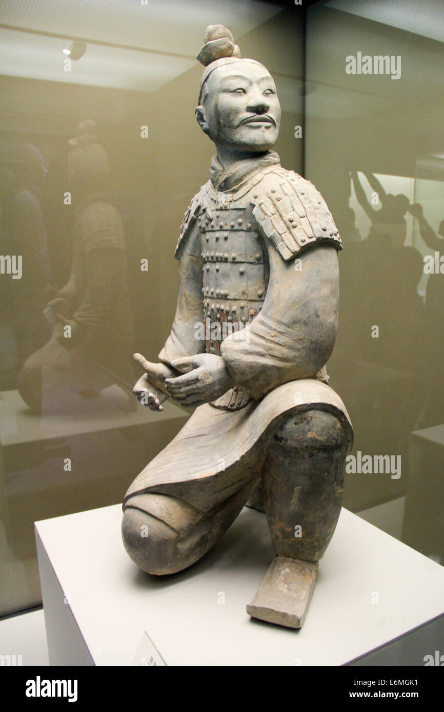 Sculpture d'un soldat en terre cuite dans le mausolée du premier empereur Qin, Xi'an, Chine. Banque D'Images