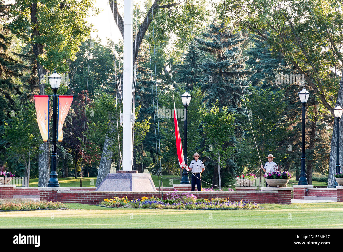 Aube lever du drapeau canadien à la Division Dépôt de la GRC cadet de la GRC à Regina, Saskatchewan, Canada. Banque D'Images