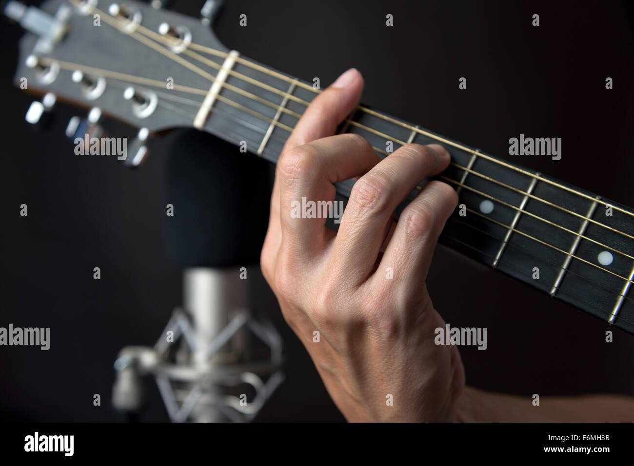 Close-up de la tablature pour un fa dièse accord sur une guitare classique  gaucher Photo Stock - Alamy