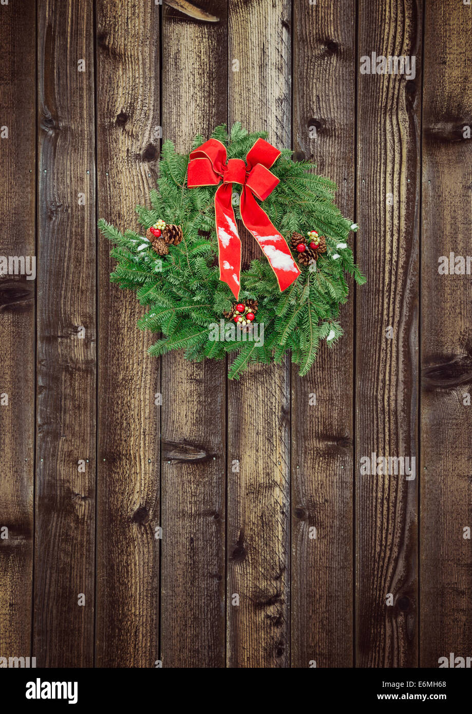 Couronne De Noël Accrochée à Une Porte En Bois Rustique Dans La