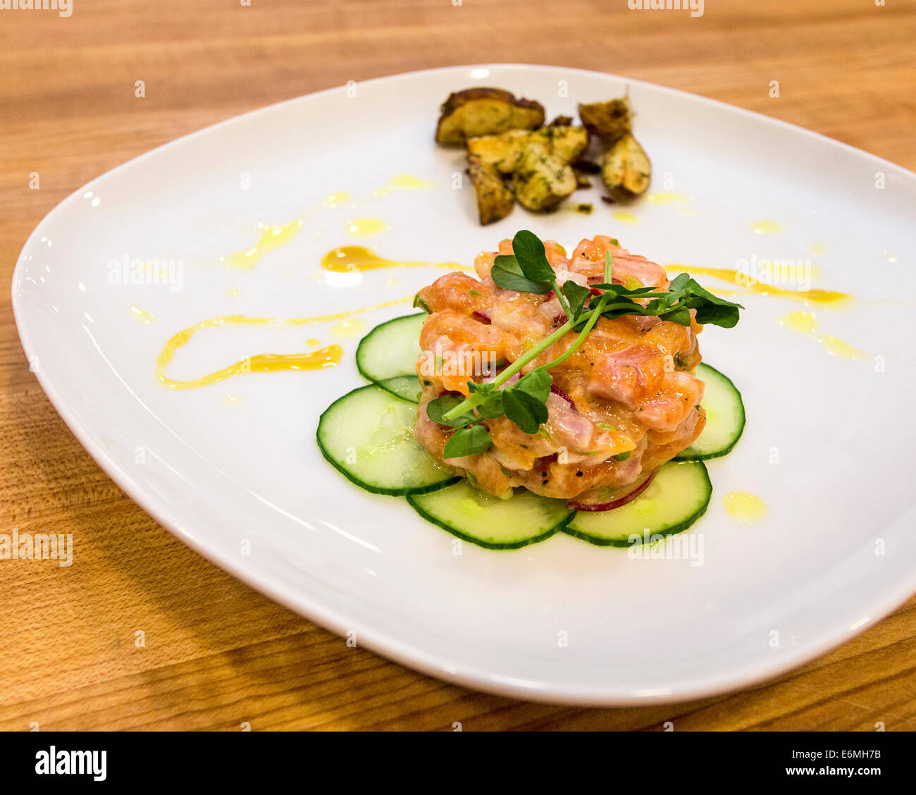 Tartare de truite préparée en SchoolHaus Arts Culinaires Cours de cuisine, Regina, Saskatchewan, Canada. Banque D'Images