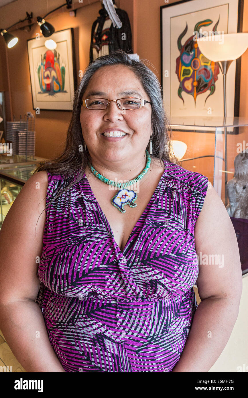 Joely Bigeagle, Nakota Sioux, propriétaire de Tatanka Boutique dans Regina, Saskatchewan, Canada. Banque D'Images