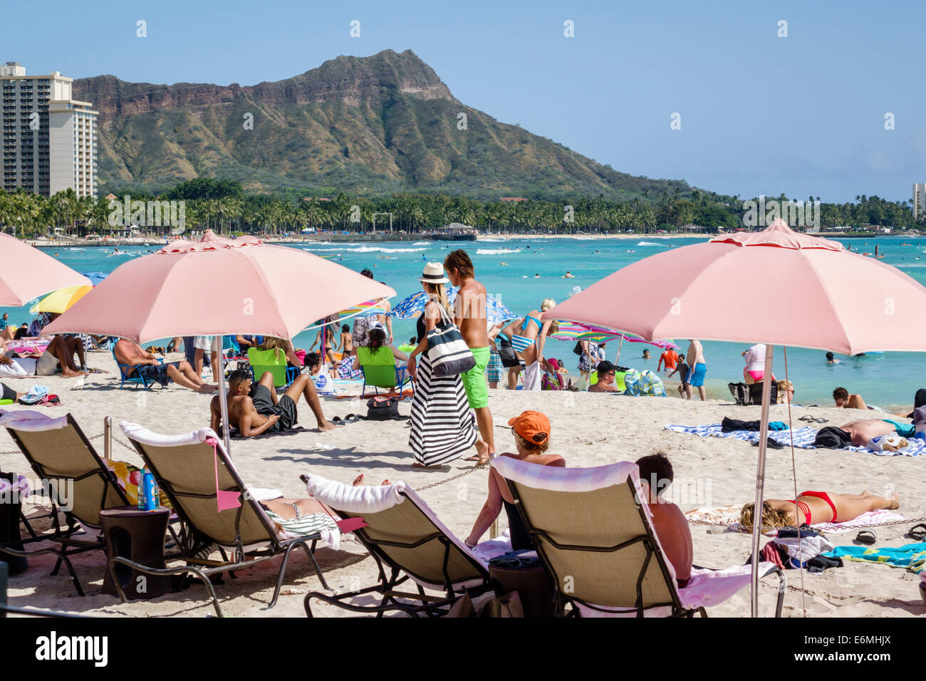 Honolulu Waikiki Beach Hawaii,Hawaiian,Oahu,Océan Pacifique,Royal Hawaiian,hôtel,rose,parasols,Diamond Head Crater,volcan éteint,montagne,bains de soleil, Banque D'Images