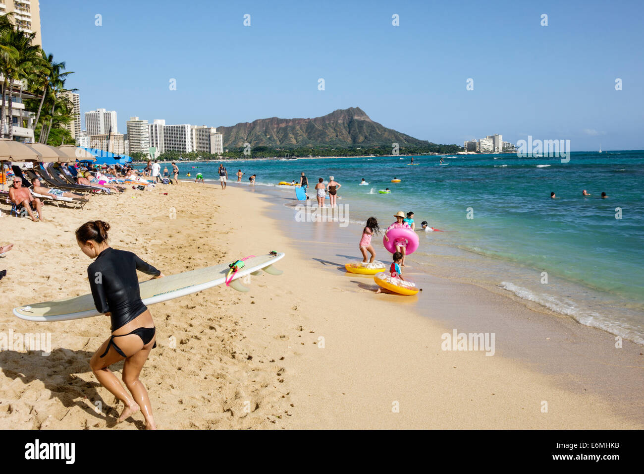 Honolulu Waikiki Beach Hawaii, Hawaiian, Oahu, l'eau de l'océan Pacifique, l'eau de la baie de Waikiki, Diamond Head Crater, volcan éteint, montagne, bains de soleil, front de mer, h Banque D'Images