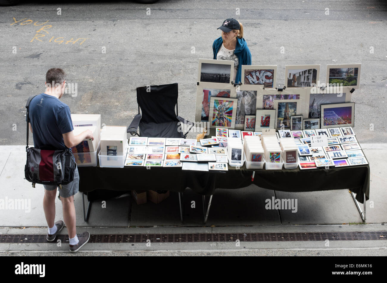 Vendeur de rue, la vente de photos et créations à New York City Banque D'Images