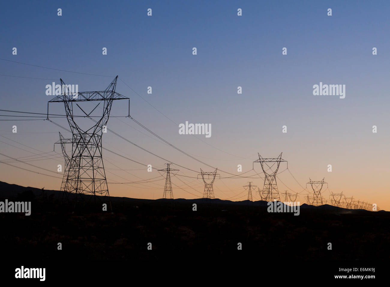 Les tours de transmission d'électricité (pylônes électriques) - California USA Banque D'Images