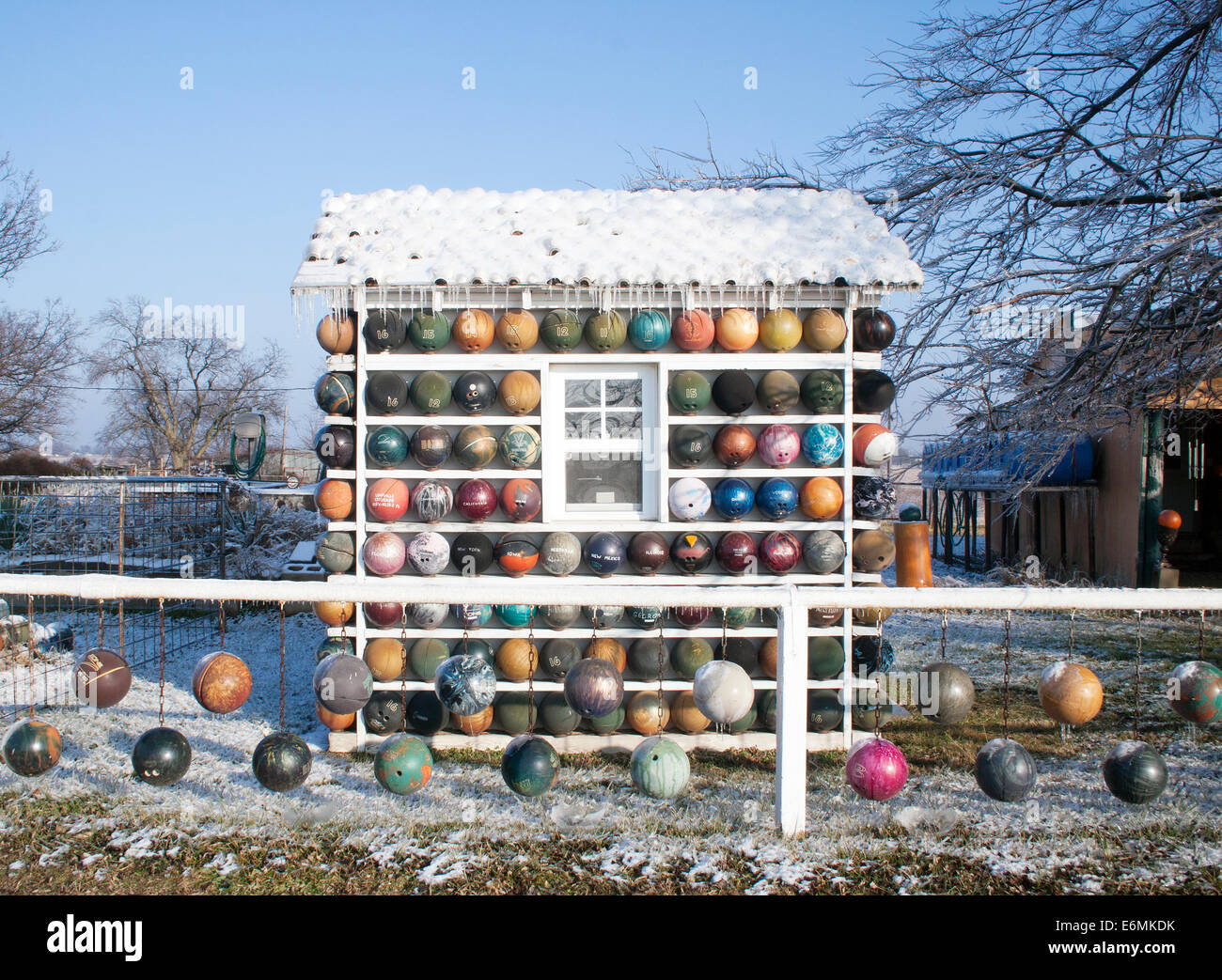 Le Bowling Ball House à Nowata, Oklahoma, est une maison de bord de route originale décorée de centaines de boules de bowling colorées. Banque D'Images