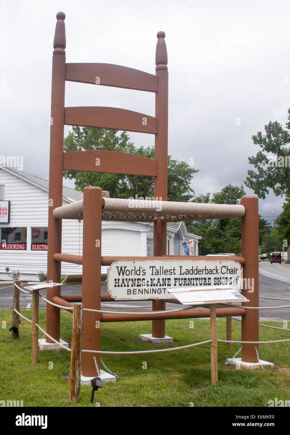 La chaise Ladderback la plus haute du monde à Bennington, Vermont, se présente comme un monument insolite en bord de route et une pièce surdimensionnée de folk Americana Banque D'Images