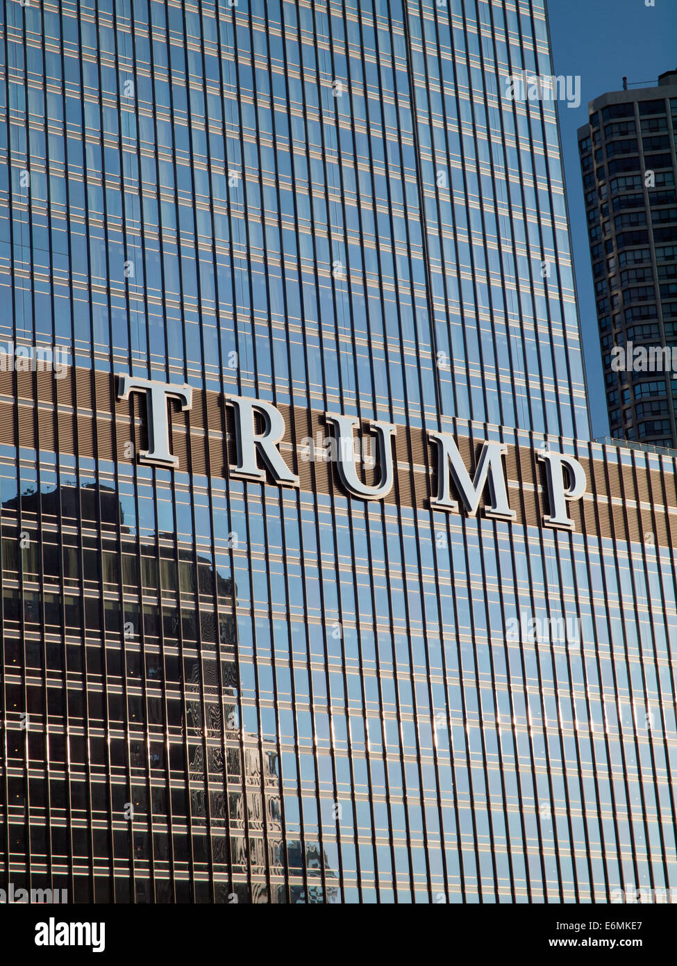 Vue de l'infâme TRUMP signe sur l'extérieur de l'hôtel Trump International à Chicago, Illinois. Banque D'Images