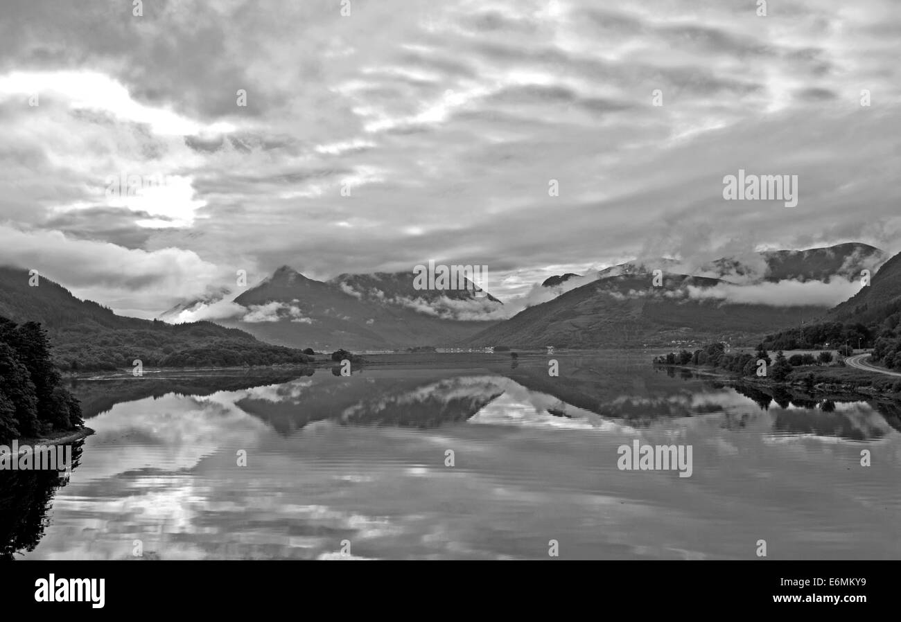 Tôt le matin, la brume s'élevant de la montagnes Glencoe, reflétée dans le Loch Leven, Lochaber, Highlands, Scotland UK Banque D'Images