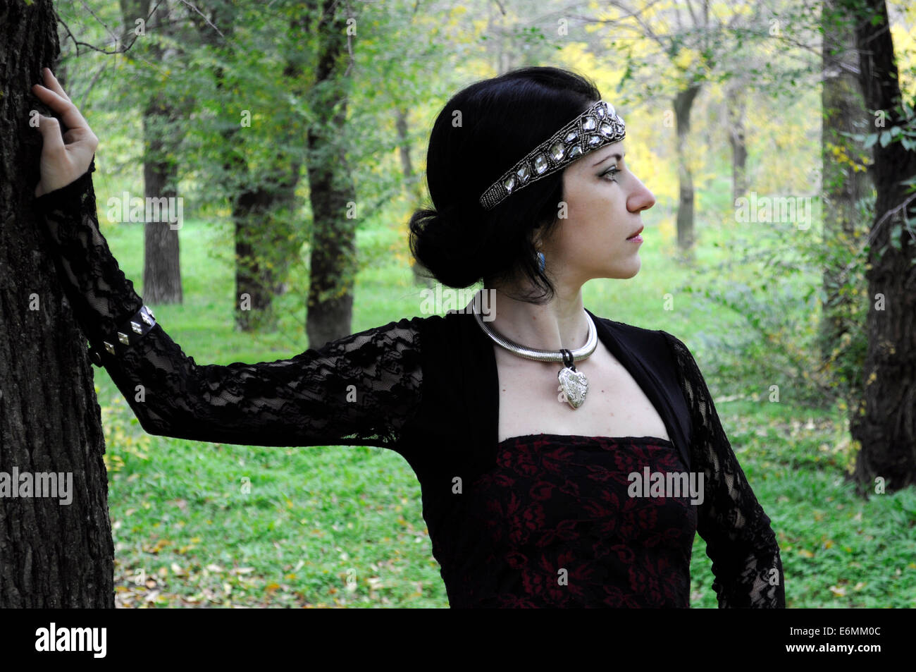 Femme avec diadem dans la verte forêt d'automne, le profil Voir Banque D'Images