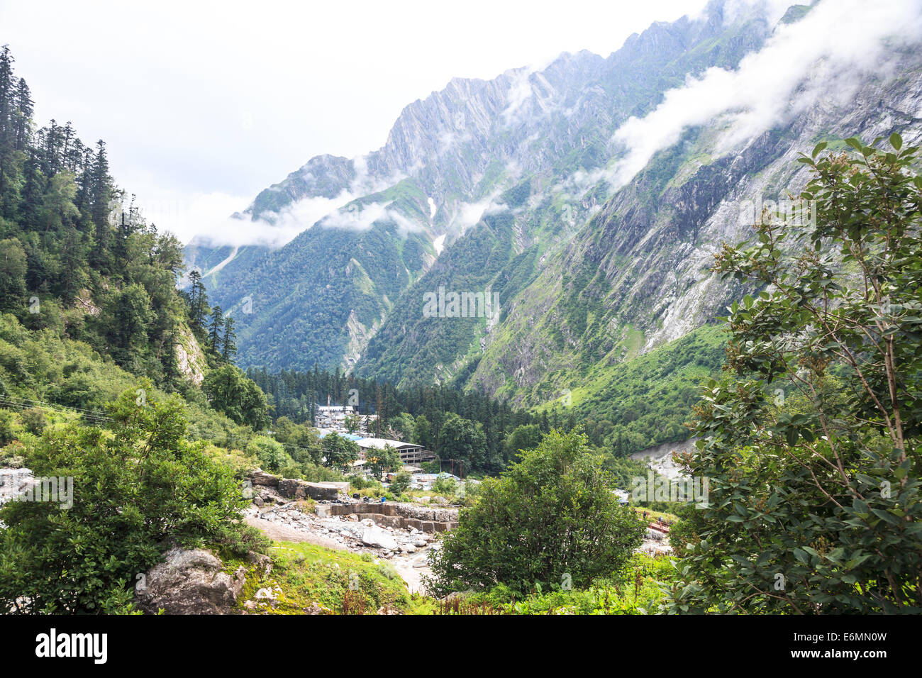 Le village indien à la montagne de l'Himalaya avec le brouillard du matin Banque D'Images