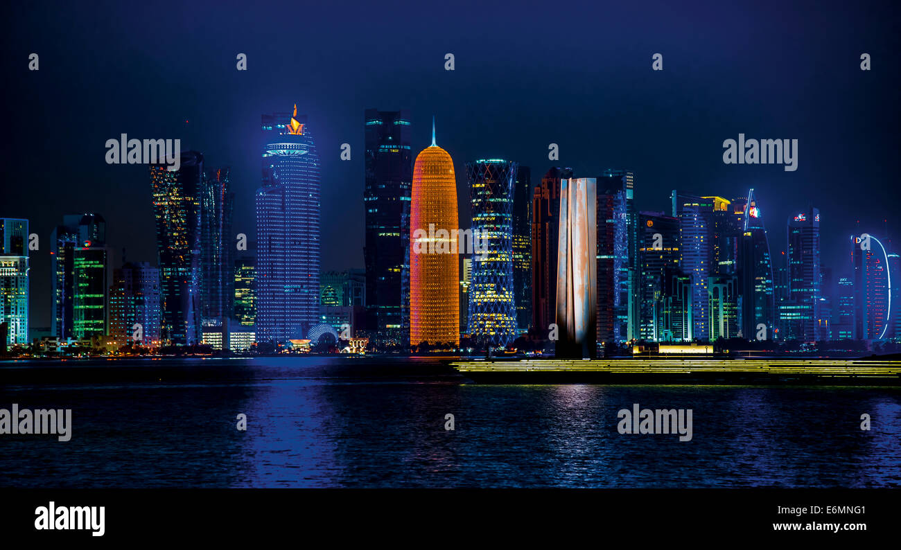 Scène de nuit de l'horizon de Doha avec Al Bidda Tower, World Trade Center, Palm Tower 1 et 2, la tour Burj Qatar, Doha Corniche Banque D'Images