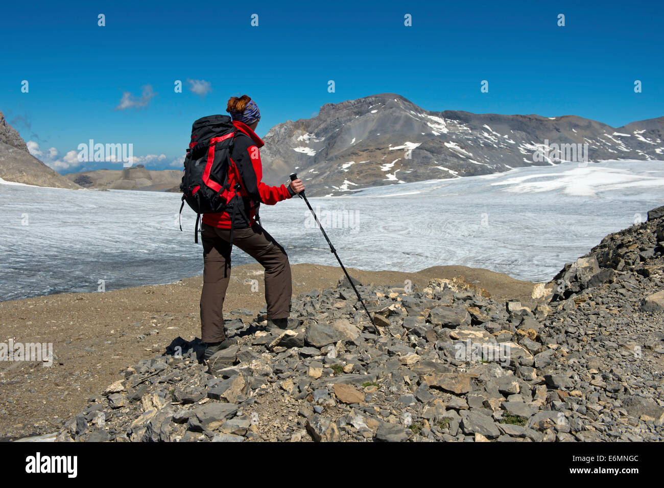 Randonneur à la recherche à partir de la pointe de la Plaine Morte sur la Plaine Morte plateau glaciaire vers le sommet de la montagne Wildstrubel Banque D'Images