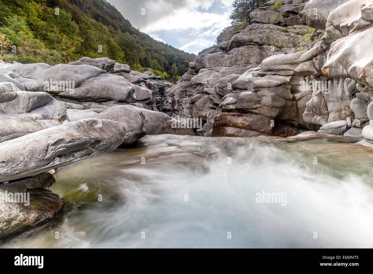 Des formations de roche de granit dans la rivière Maggia dans la vallée de Maggia, Valle Maggia, Ponte Brolla, Canton du Tessin, Suisse Banque D'Images