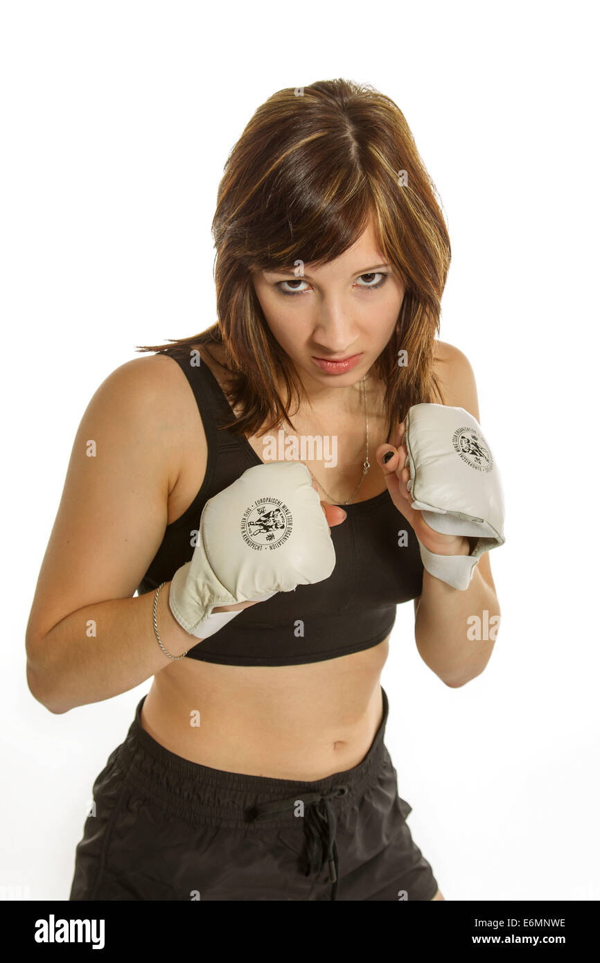 Jeune femme en portant des gants de sport Wing Chun, dans une position de combat Banque D'Images