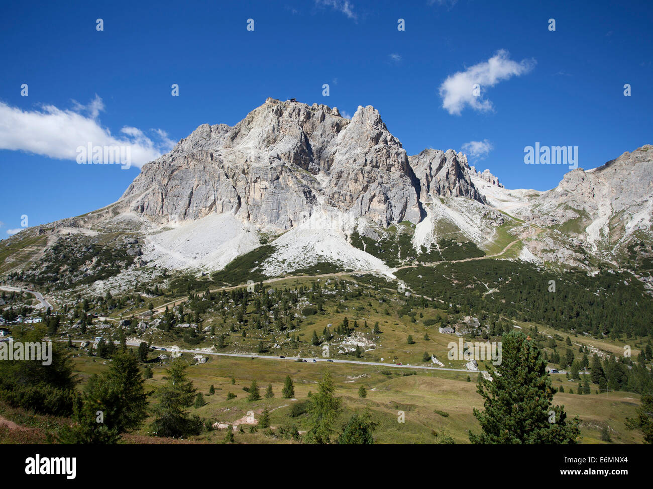 Les Dolomites et le groupe montagne Tofane, Lagazuoi montagne en son centre, Col Falzarego, Vénétie, province de Belluno Banque D'Images