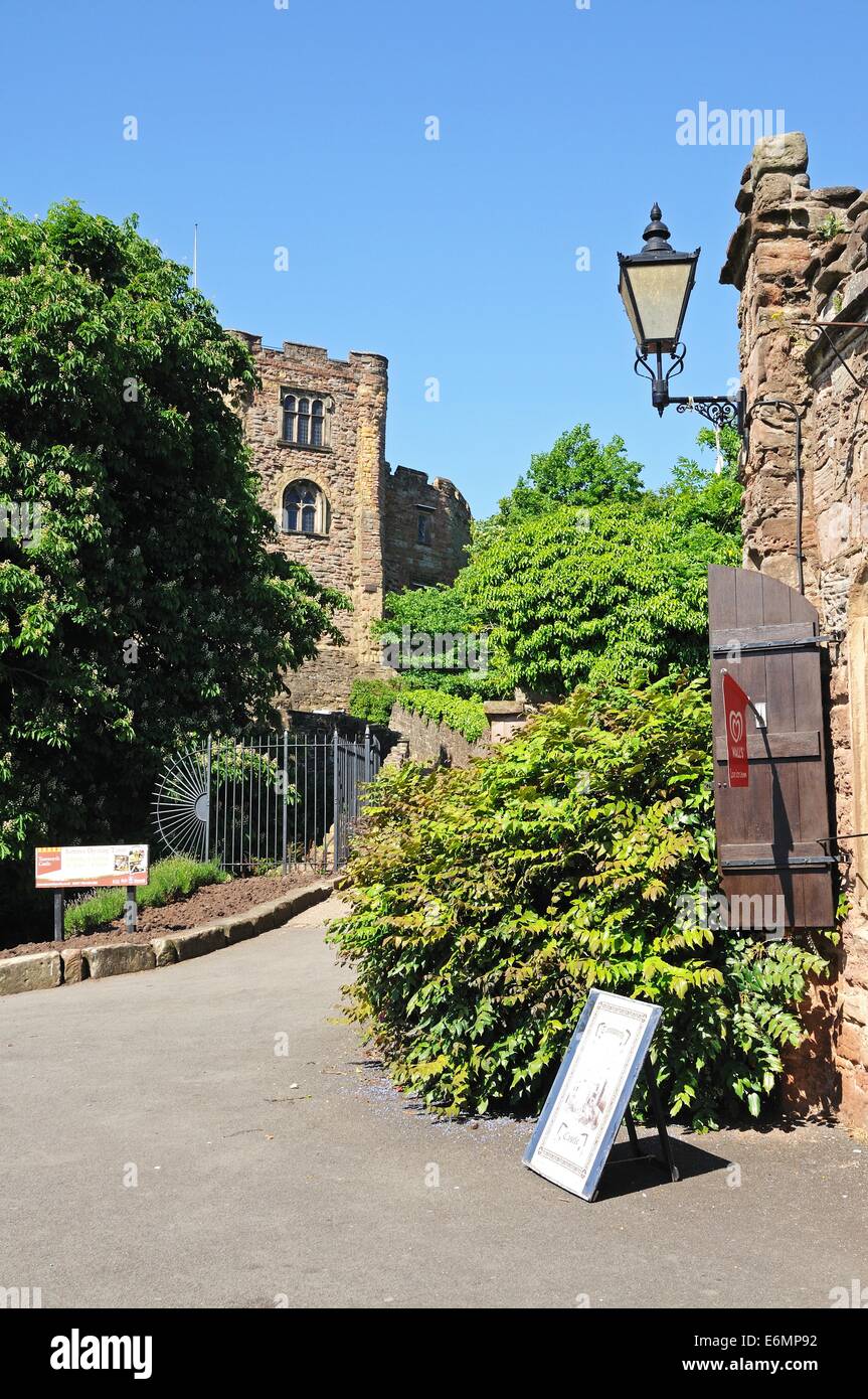 Vue sur le château normand avec le château shop au côté droit, Tamworth, Staffordshire, Angleterre, Royaume-Uni, Europe de l'Ouest. Banque D'Images