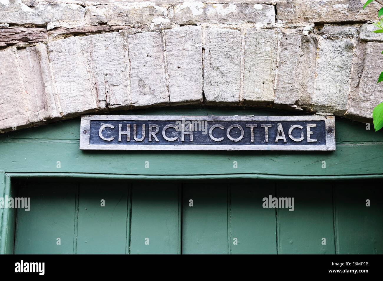 Gîte de l'église un signe au-dessus de la porte verte dans un bâtiment en pierre, Pembridge, Herefordshire, Angleterre, Royaume-Uni, Europe de l'Ouest. Banque D'Images