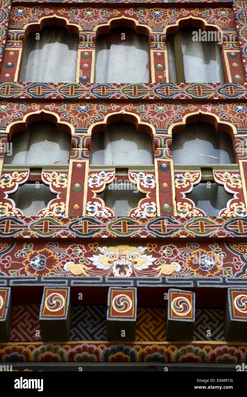 L'est du Bhoutan, Trashigang, mithidrang marché supérieur, décorées de façon traditionnelle, avant la boutique Banque D'Images