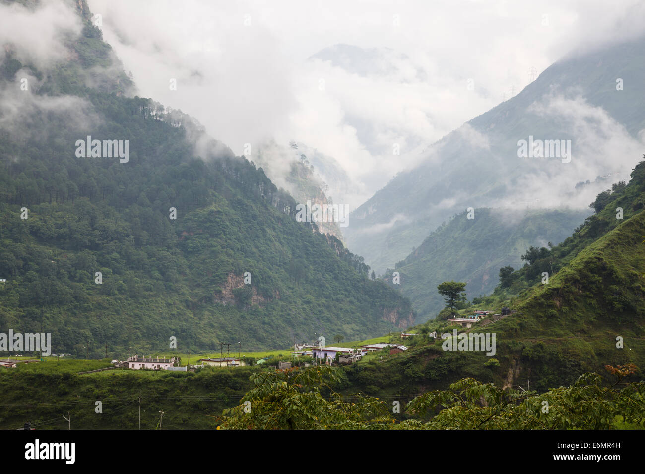 Au village Indien de montagnes de l'Himalaya avec le brouillard du matin Banque D'Images