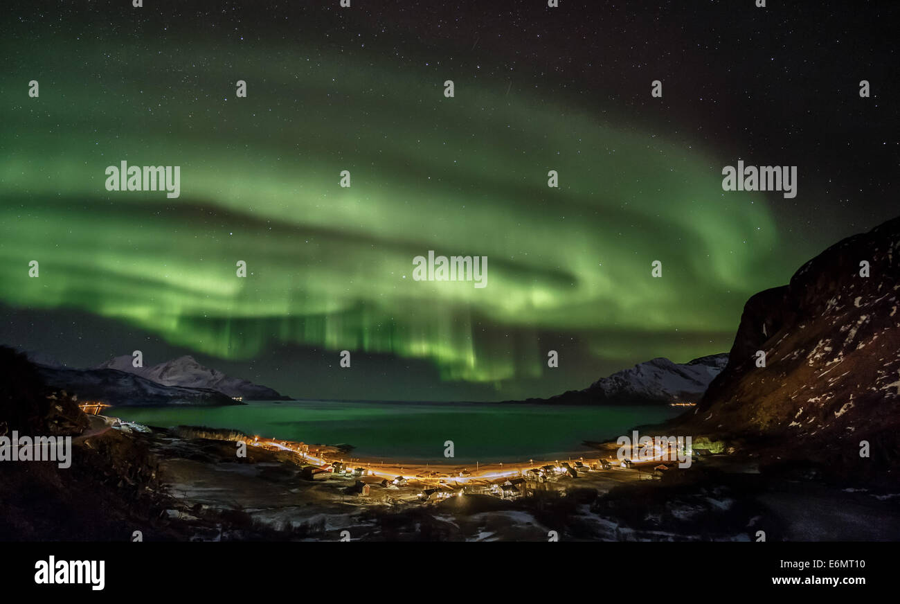 Grotfjord kvaloya Aurore boréale ou northern lights se déplaçant à travers ciel nocturne dans le cercle Arctique Troms région de Norvège Banque D'Images