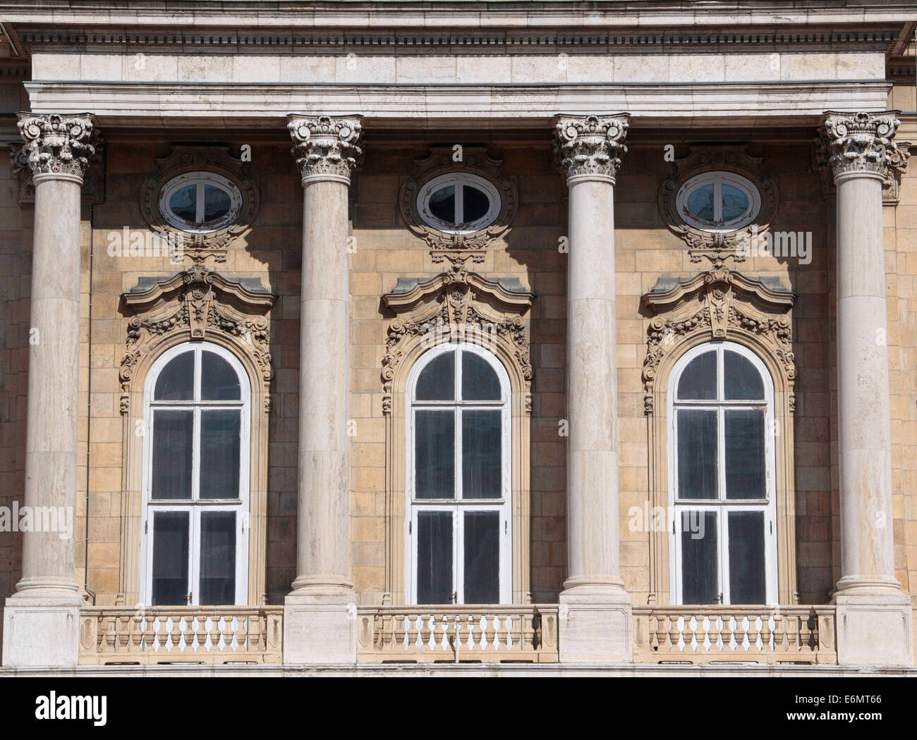 Fenêtres de style Renaissance avec des colonnes dans le château de Buda  Photo Stock - Alamy