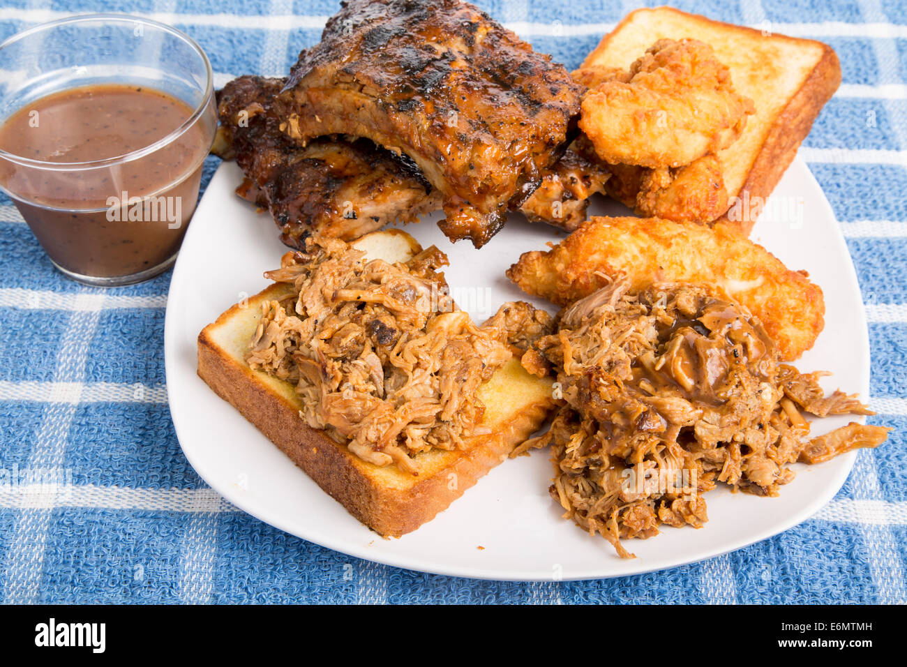 Un barbecue avec plaque sandwich de porc haché, de côtes levées et poulet Banque D'Images