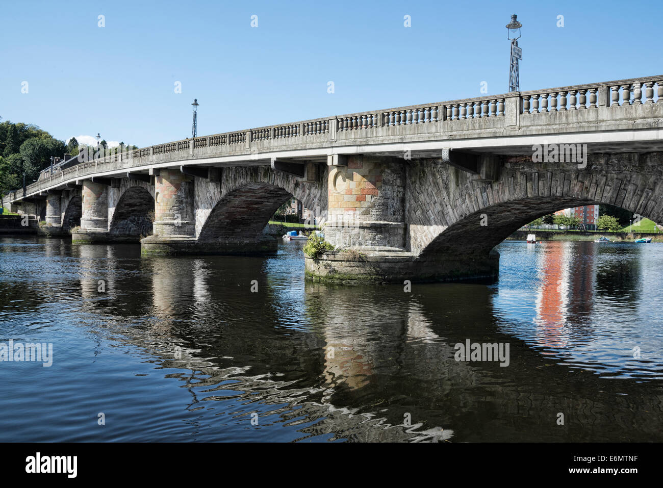 L'ancien pont de Dumbarton sur la rivière Leven Banque D'Images