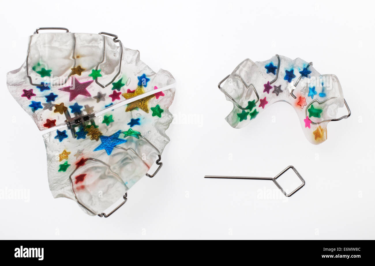 Supérieure et inférieure multicolores appareil orthodontique appelé bloc de lits jumeaux avec une clé utilisée pour le réglage de la vis d'expansion Banque D'Images
