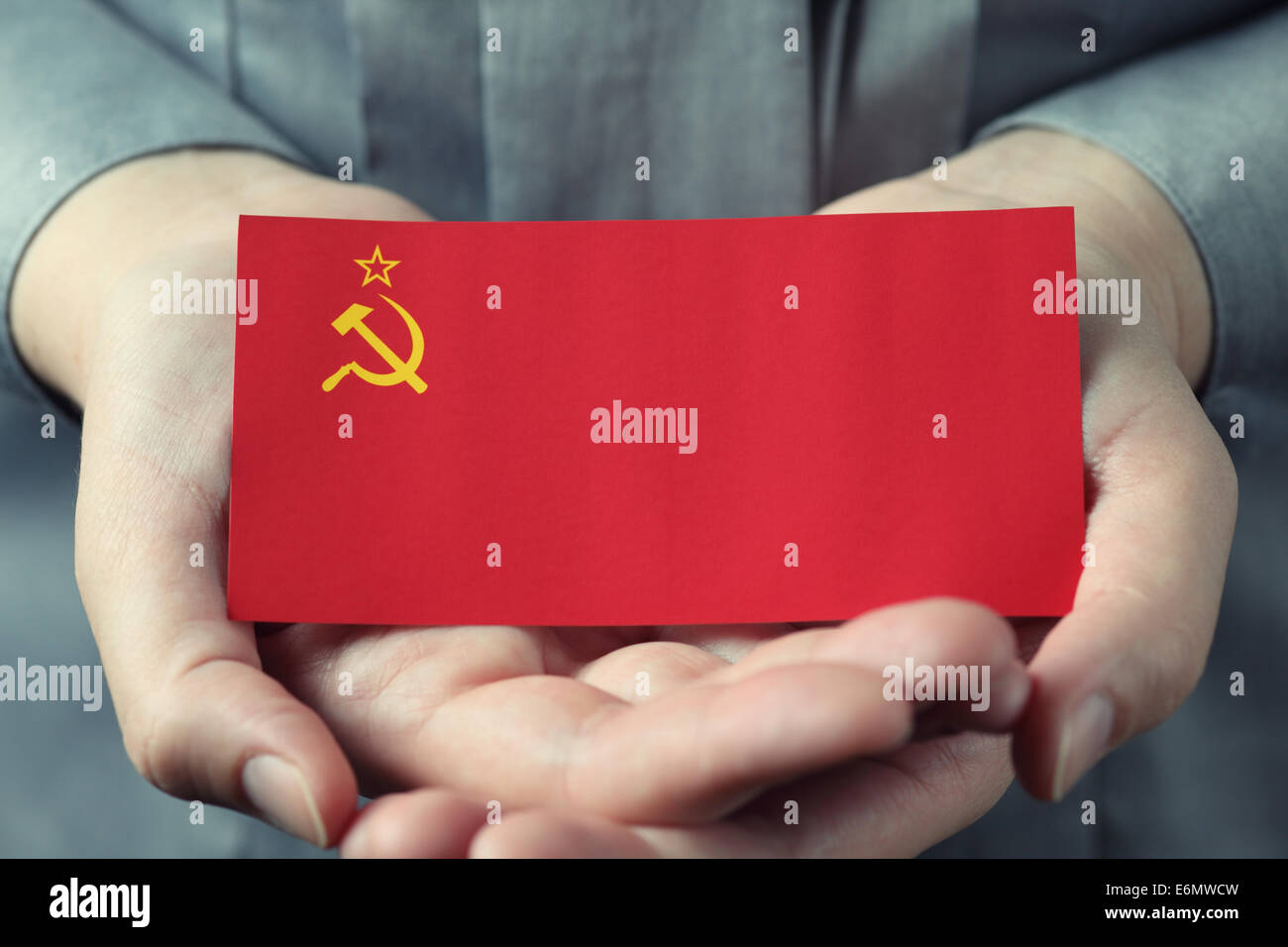 Mains tenir le drapeau de l'Union Soviétique (ex-URSS). Banque D'Images