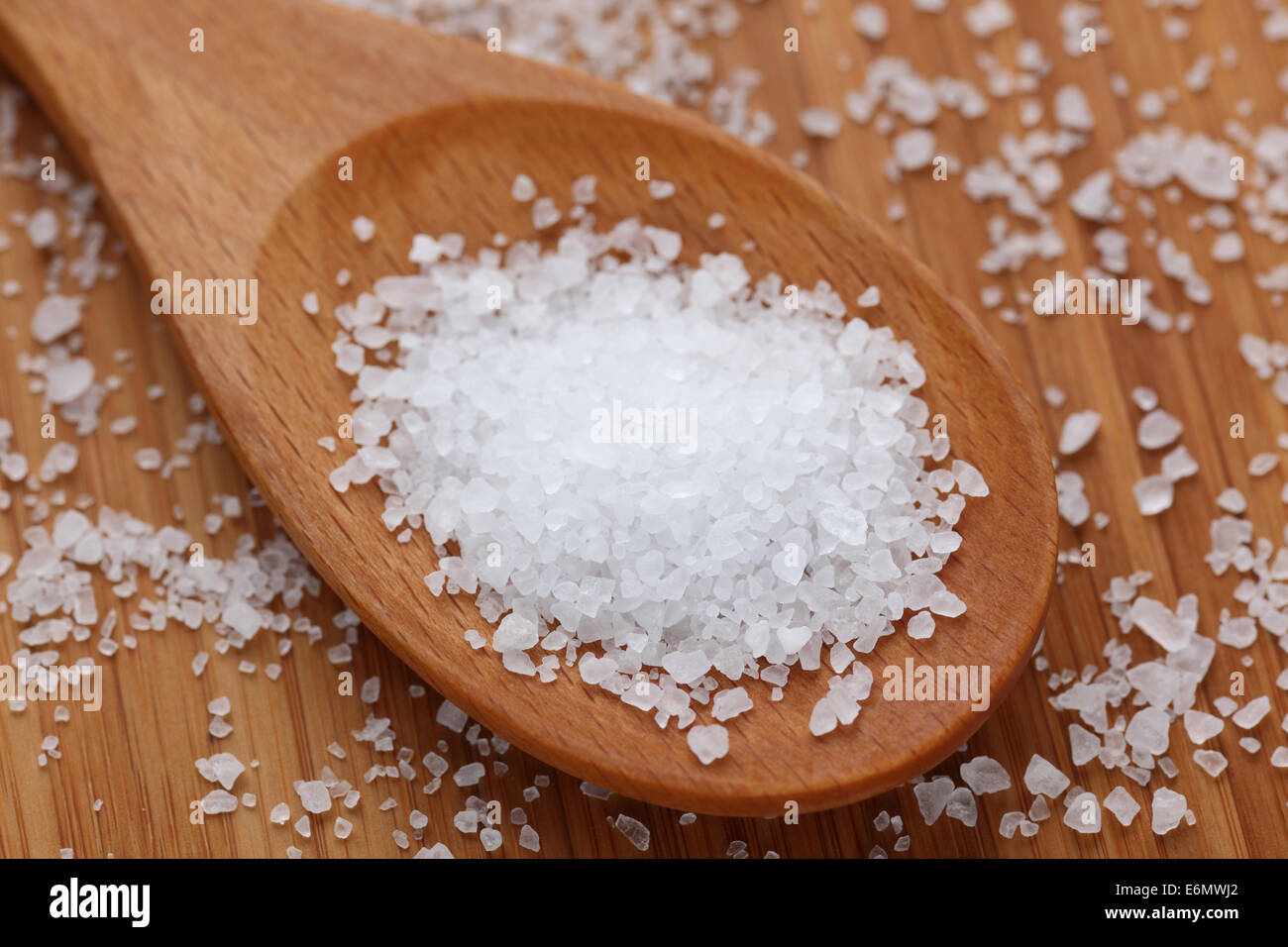 Le sel de mer dans une cuillère en bois. Close-up. Banque D'Images