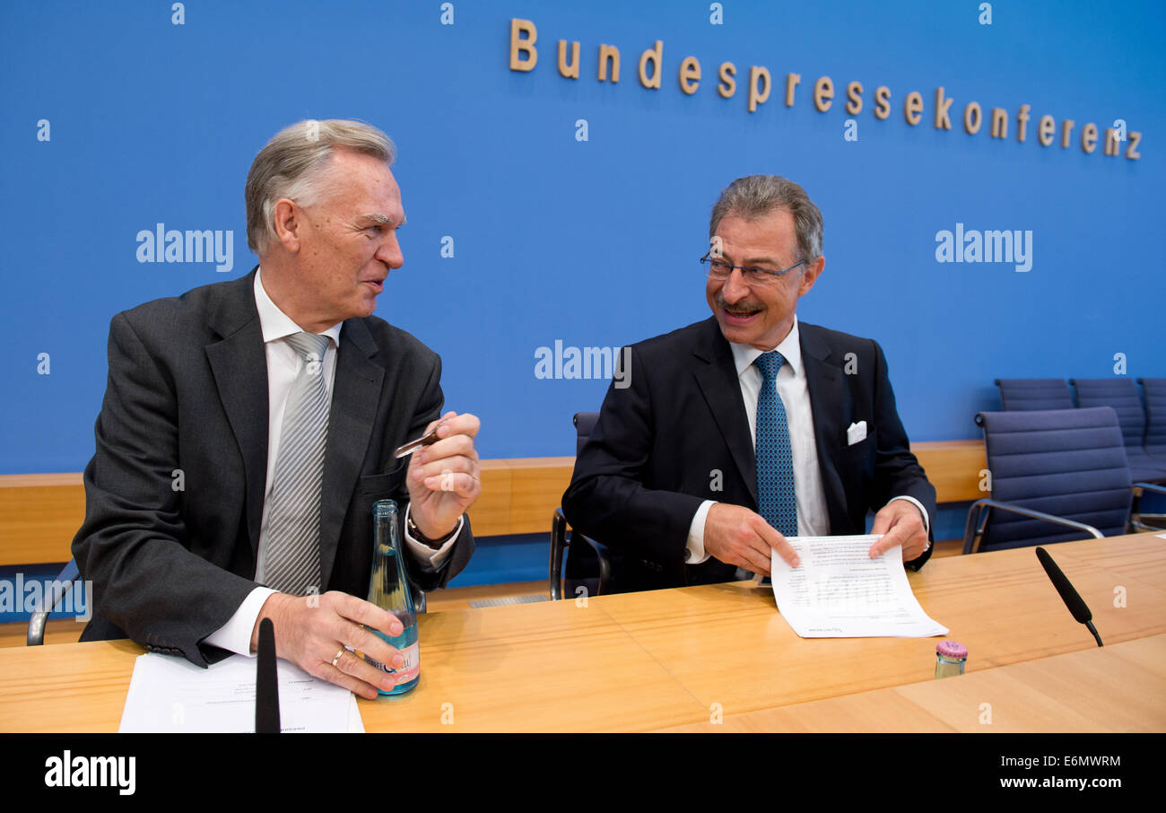 Berlin, Allemagne. 27 août, 2014. Joerg Ziercke (L), président de l'Office fédéral de la Police criminelle et Dieter Kempf, président de l'association direction Bitkom présenter la nouvelle vue d'ensemble de la situation de la cyber- et la criminalité informatique 2013/2014 au cours d'une conférence de presse à Berlin, Allemagne, 27 août 2014. L'aperçu de l'évolution de la situation et informe décrit la violence et le potentiel de dommage du crime cybernétique et sa signification pour la criminalité dans l'Allemagne. Photo : Bernd von Jutrczenka/dpa/Alamy Live News Banque D'Images