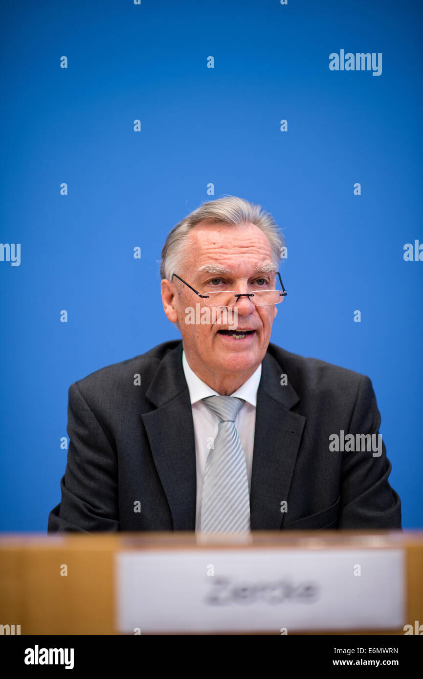 Berlin, Allemagne. 27 août, 2014. Joerg Ziercke, président de l'Office fédéral de la Police criminelle présente le nouveau sommaire de la situation de la cyber- et la criminalité informatique 2013/2014 au cours d'une conférence de presse à Berlin, Allemagne, 27 août 2014. L'aperçu de l'évolution de la situation et informe décrit la violence et le potentiel de dommage du crime cybernétique et sa signification pour la criminalité dans l'Allemagne. Photo : Bernd von Jutrczenka/dpa/Alamy Live News Banque D'Images