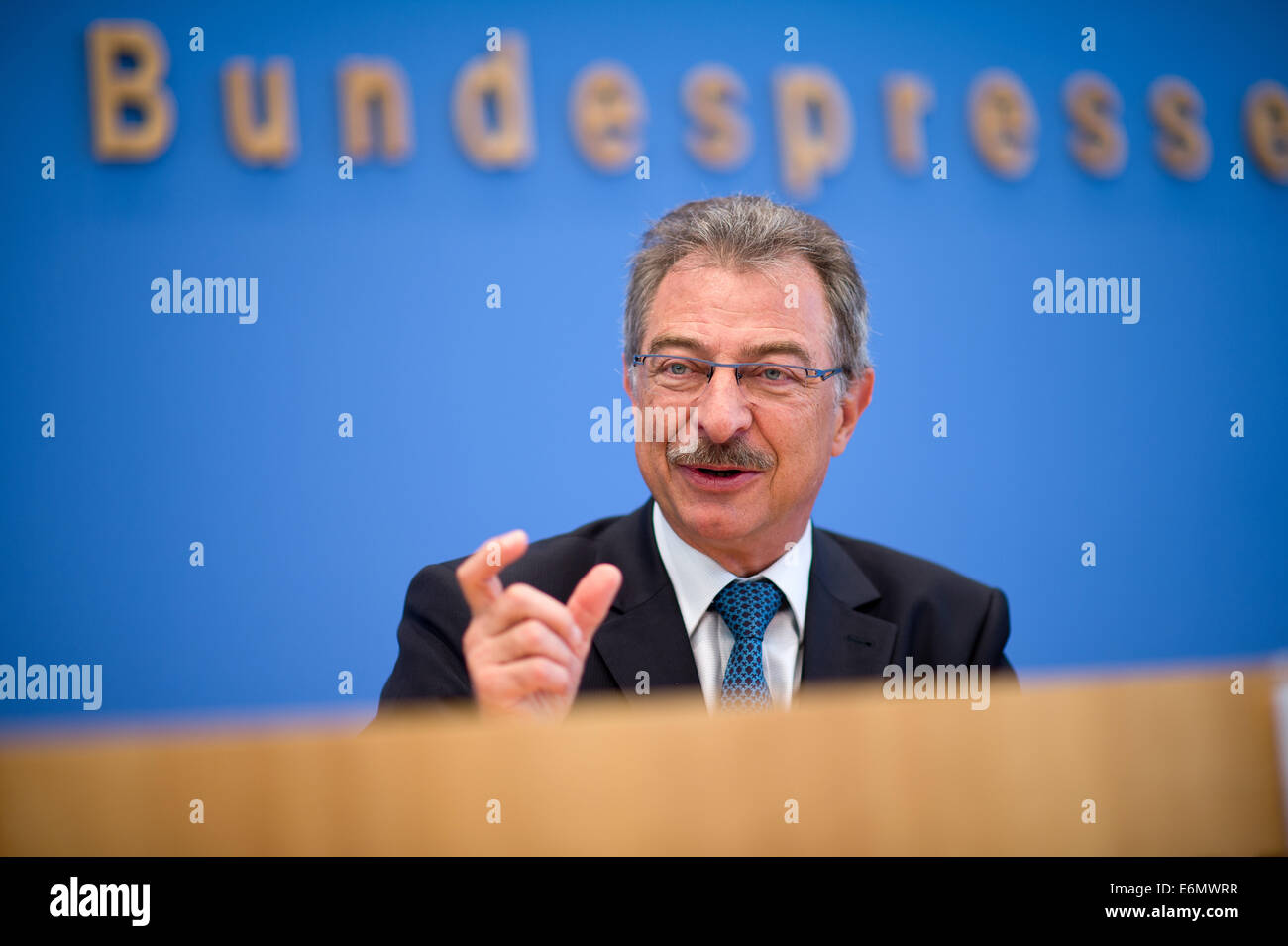 Berlin, Allemagne. 27 août, 2014. Dieter Kempf, président de l'association direction Bitkom présente le nouveau sommaire de la situation de la cyber- et la criminalité informatique 2013/2014 au cours d'une conférence de presse à Berlin, Allemagne, 27 août 2014. L'aperçu de l'évolution de la situation et informe décrit la violence et le potentiel de dommage du crime cybernétique et sa signification pour la criminalité dans l'Allemagne. Photo : Bernd von Jutrczenka/dpa/Alamy Live News Banque D'Images