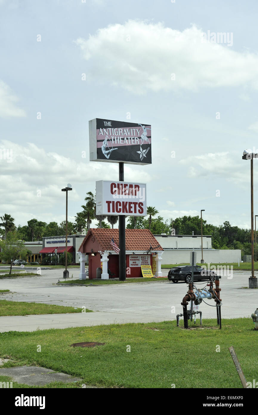 Petite boutique avec grand panneau vendant des billets bon marché pour les nombreux parcs à thème et d'attractions d'Orlando, Floride, USA Banque D'Images