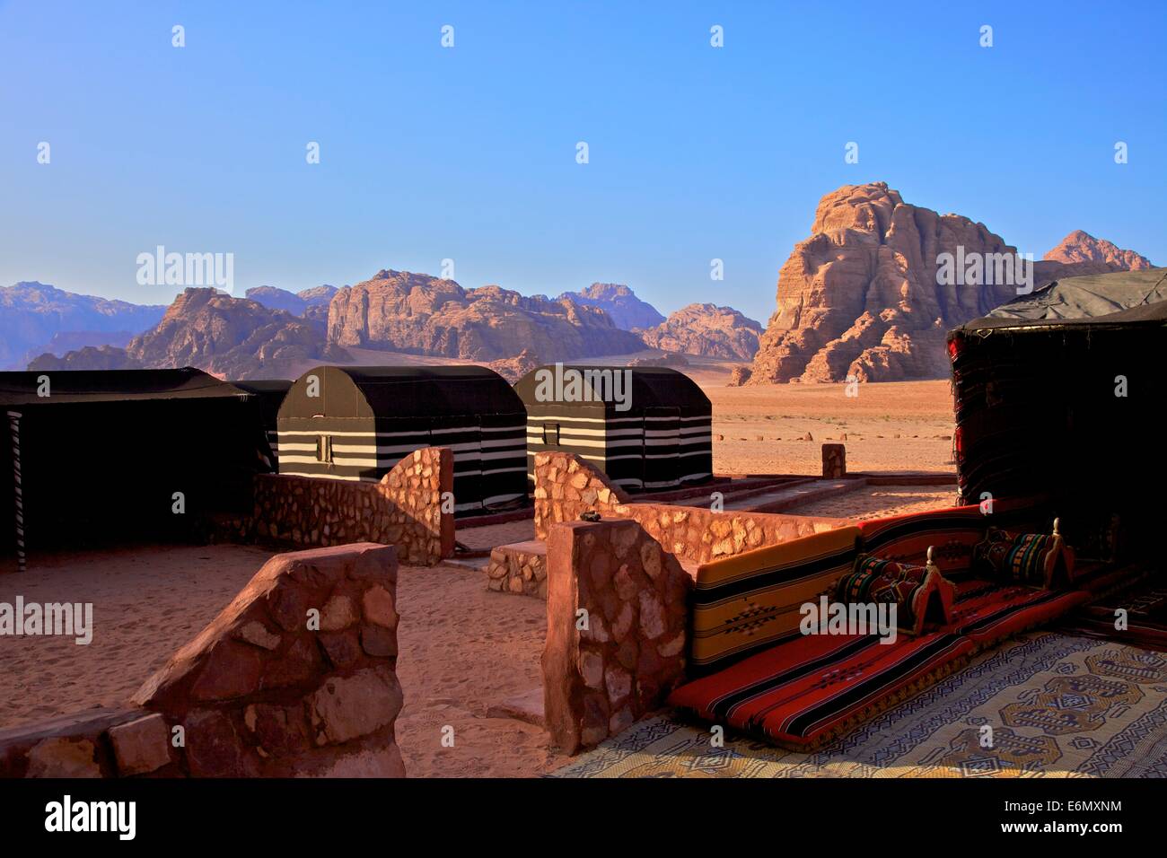 Camp bédouin, Wadi Rum, Jordanie, Moyen-Orient Banque D'Images