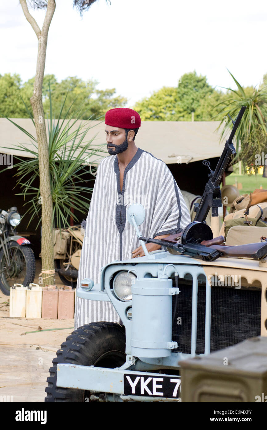 Mannequin habillé en vêtements traditionnels Rats du désert irakien au campement à Kandahar reenactment Banque D'Images