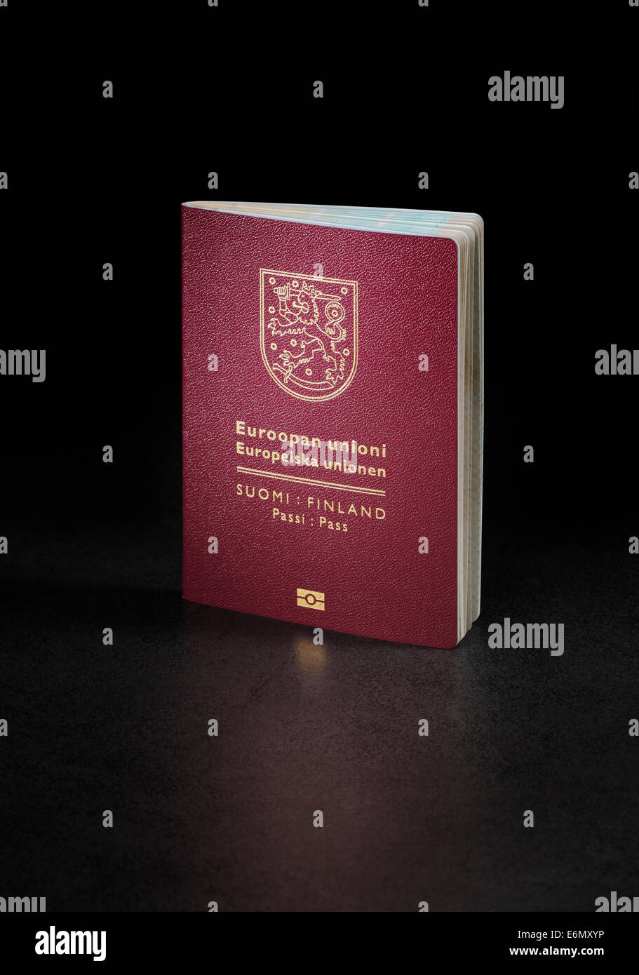 Finnois (Finlande) passeport. C'est la nouvelle (2013) du passeport. Banque D'Images