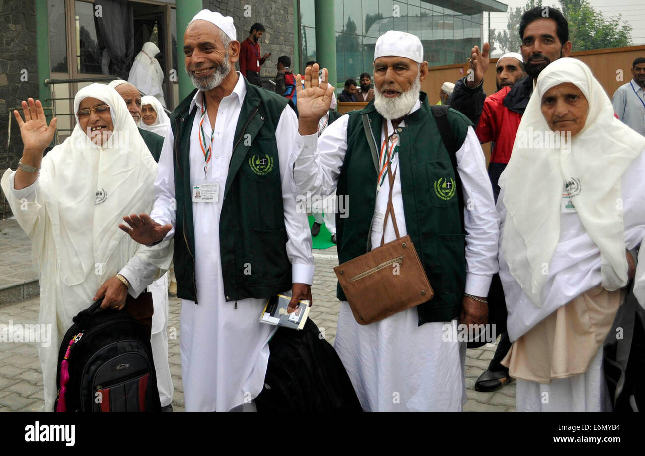 Srinagar, Cachemire sous administration indienne. 27 août, 2014. Pèlerin musulman du Cachemire, par rapport vagues avant quitte pour le pèlerinage annuel à la ville sainte de La Mecque, à Srinagar le hajj pèlerinage premier lot composé de 270 pèlerins pour Srinagar gauche Jeddah aujourd'hui, qui est parmi les cinq piliers de l'Islam, attire environ 3 millions de musulmans dans le monde entier chaque année Crédit : Sofi suhail/Alamy Live News Banque D'Images