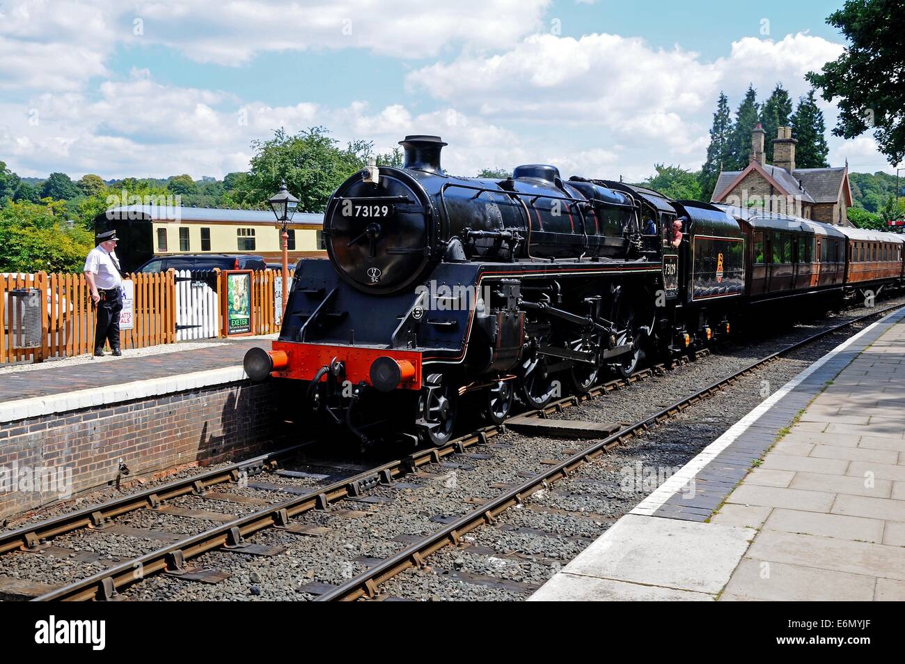 British Rail Locomotive à vapeur 4-6-0 standard de classe 5 en 73129 Numéro de British Rail noir à la gare, Arley. Banque D'Images