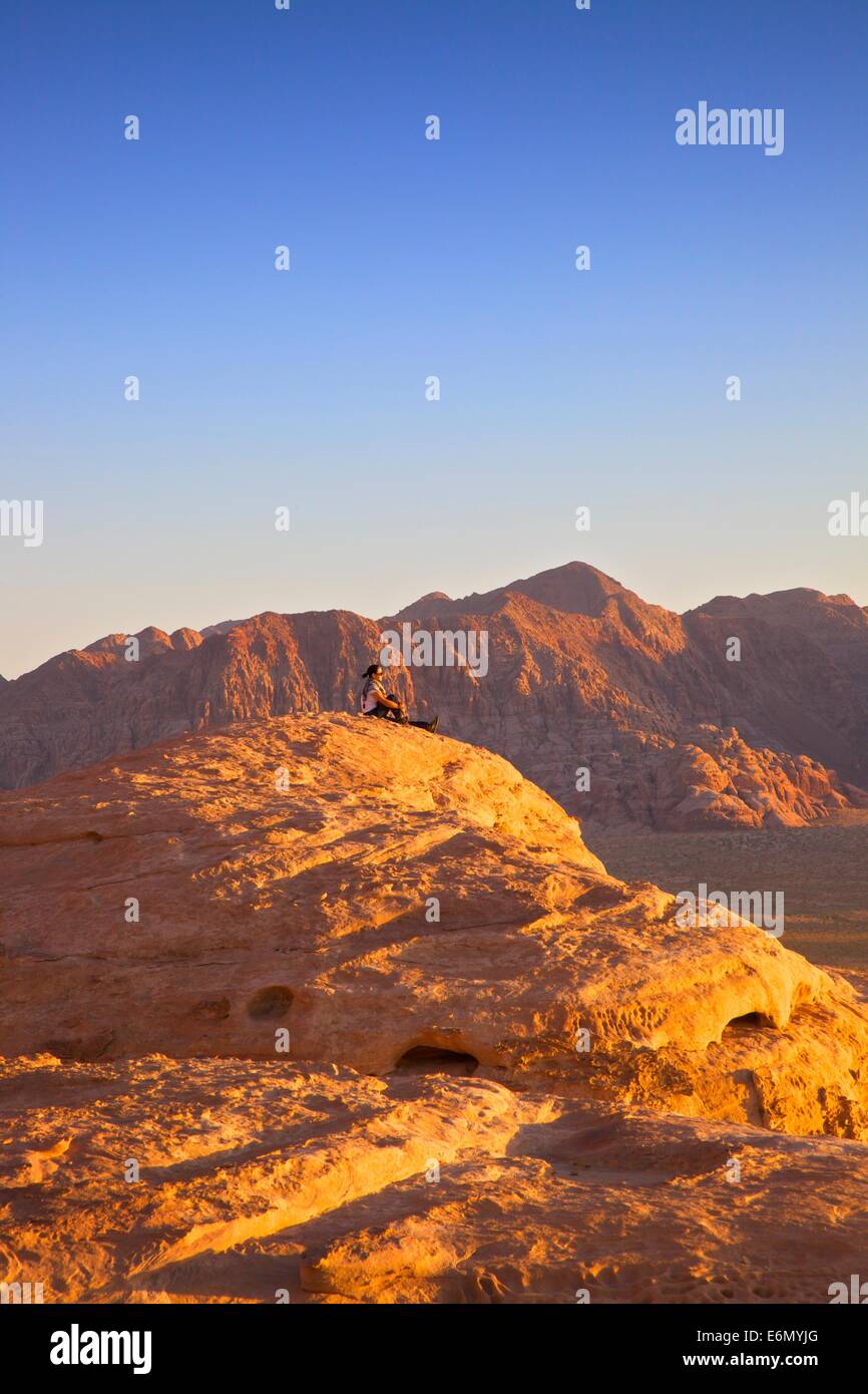 Touriste, Wadi Rum, Jordanie, Moyen-Orient Banque D'Images