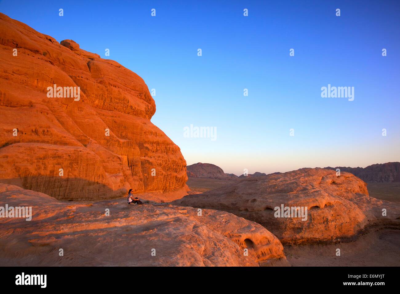 Touriste, Wadi Rum, Jordanie, Moyen-Orient Banque D'Images