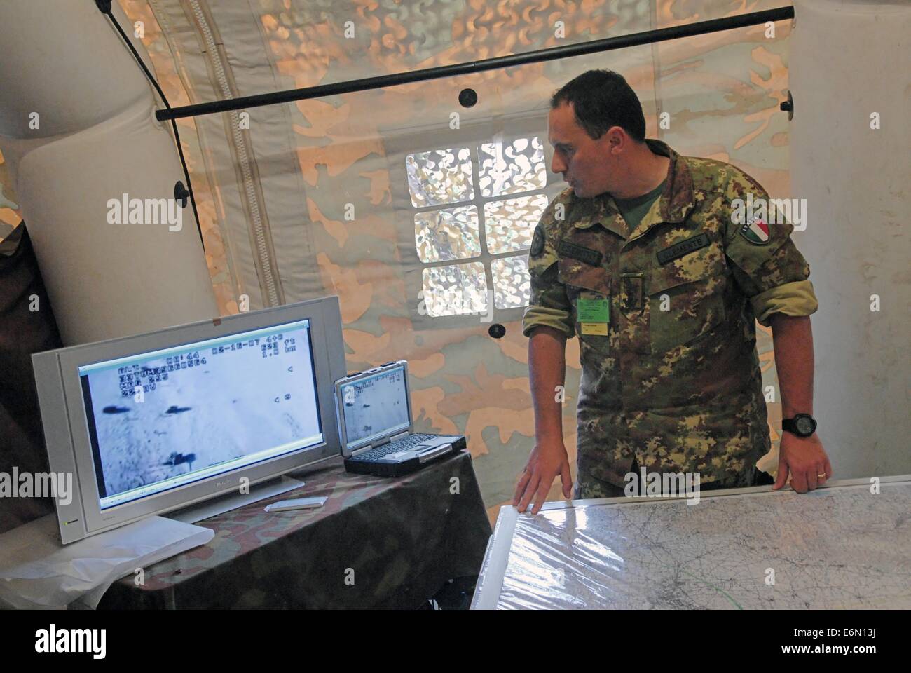 Fml, la Force terrestre multinationale européenne ; l'intérieur du poste de commandement sur le terrain, l'écran avec l'image transmise par un drone de reconnaissance Banque D'Images