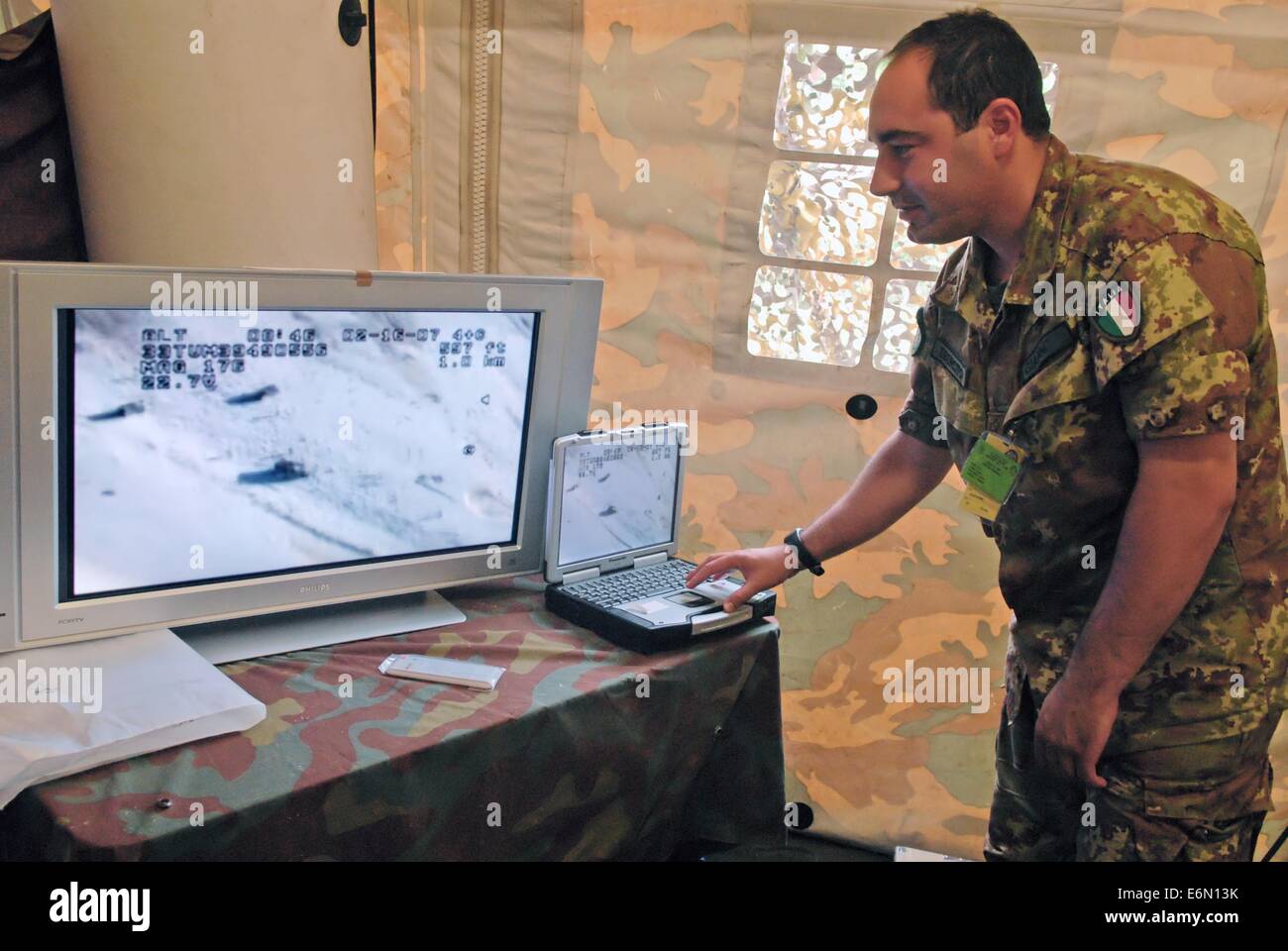 Fml, la Force terrestre multinationale européenne ; l'intérieur du poste de commandement sur le terrain, l'écran avec l'image transmise par un drone de reconnaissance Banque D'Images
