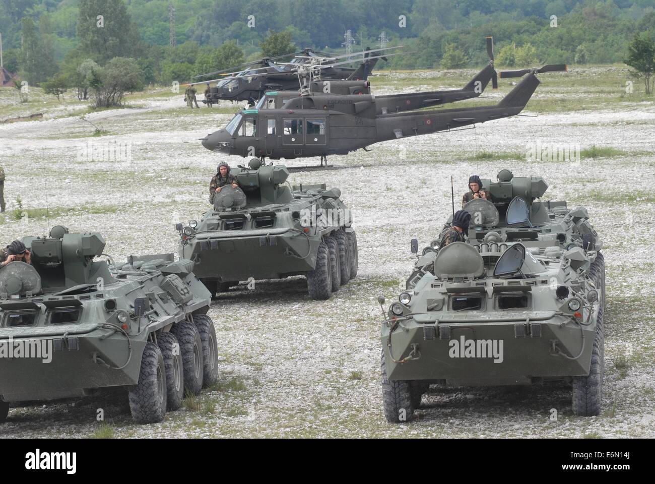 Fml, la Force terrestre multinationale européenne ; blindés BTR-80 de l'armée hongroise, des hélicoptères de l'Armée Italienne Banque D'Images